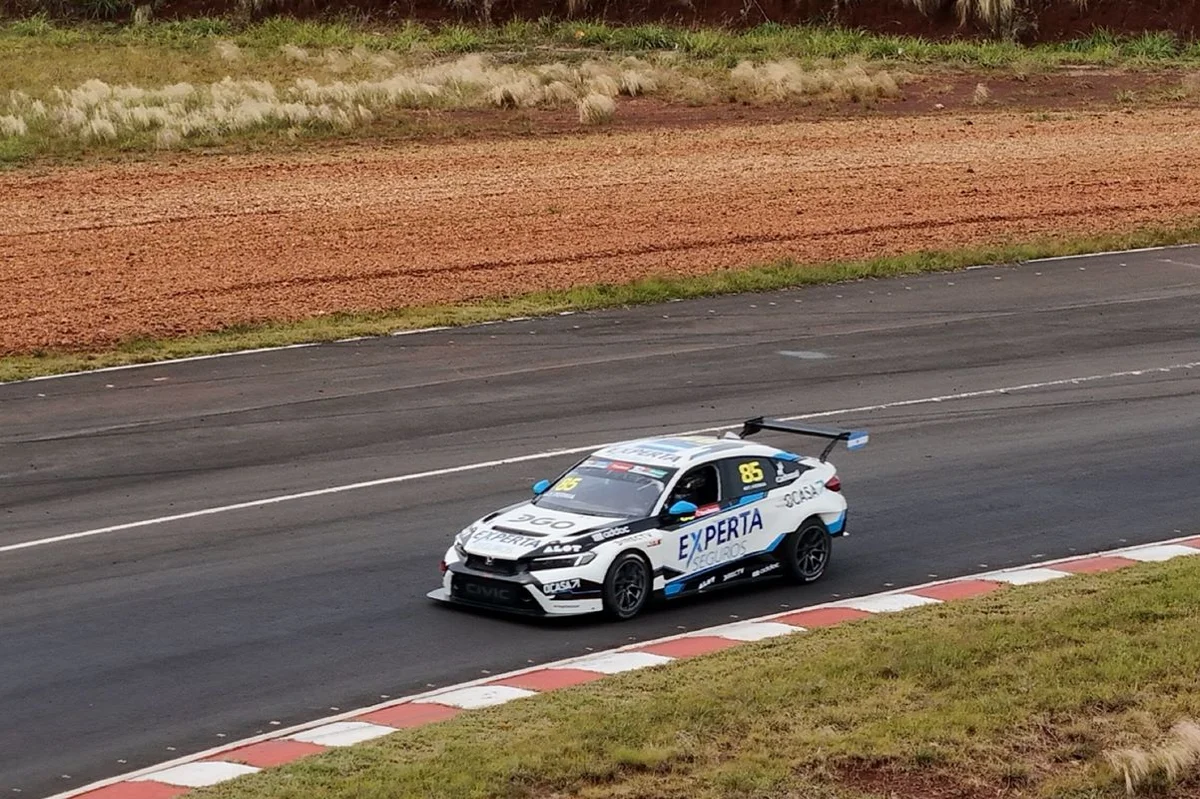 Pneu de carro atinge espectador durante corrida na Argentina