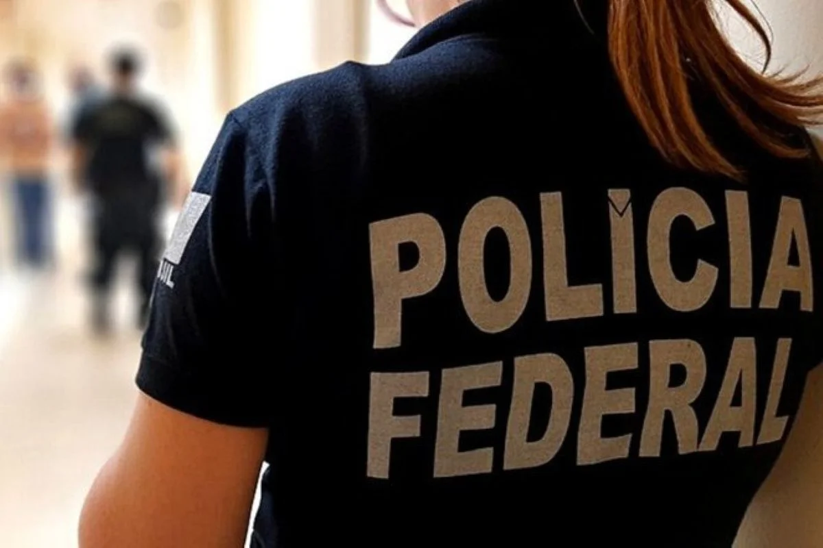 Homem é flagrado pela PF com broche falso usado para filmar voto