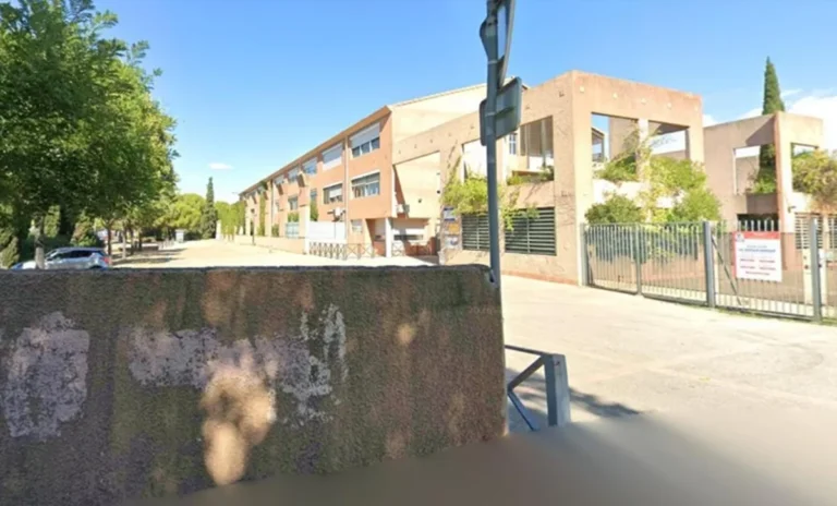 Aluno de 14 anos atira contra diretor e professora em escola