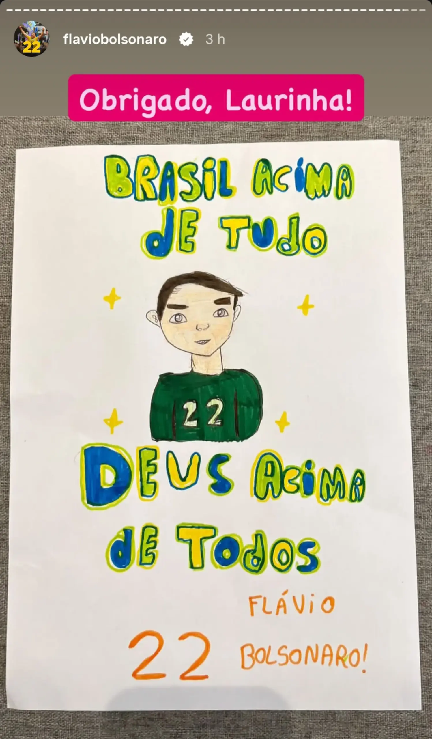 Laura Bolsonaro faz desenho em homenagem a Flávio