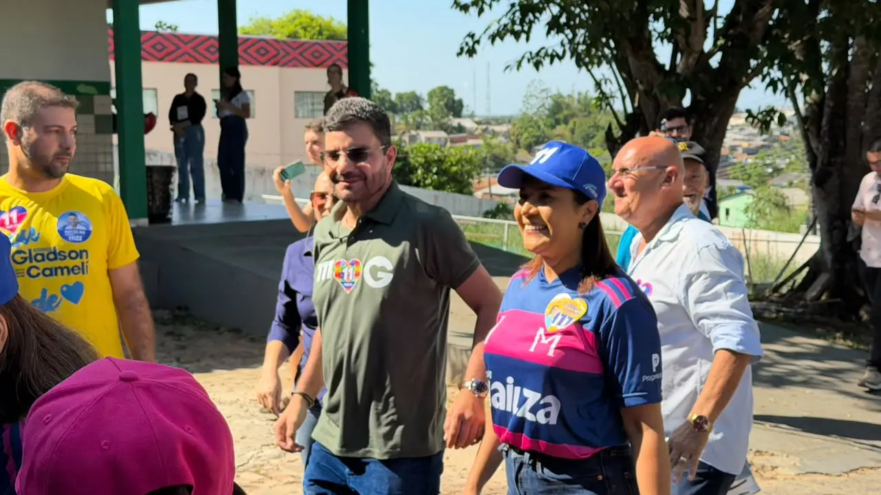 Mailza acompanha Jéssica e Gladson durante votação em Cruzeiro do Sul
