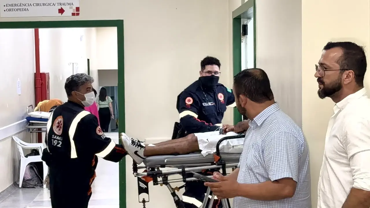 Marido flagra esposa conversando com homem e é baleado em Rio Branco