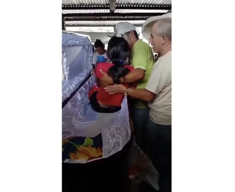 Adolescente acorda dentro de caixão durante o próprio velório