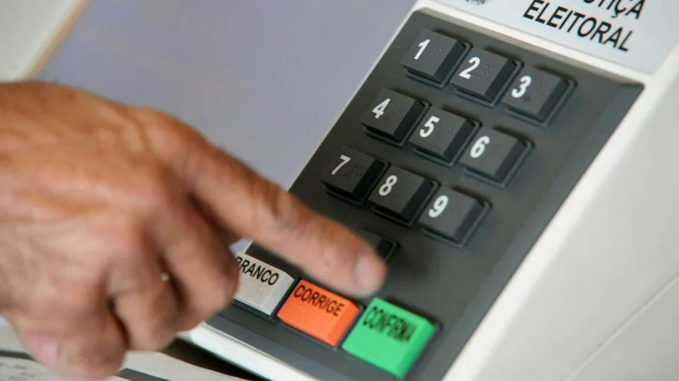 Pedir votos e fazer propaganda: saiba o que é proibido no dia de votar