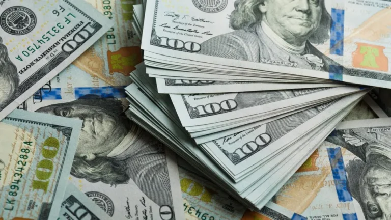 Dólar fecha em queda e Bolsa sobe com alívio externo e empate eleitoral no radar