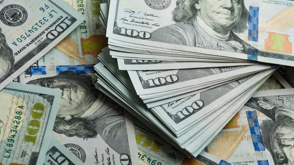 Dólar fecha em queda e Bolsa sobe com alívio externo e empate eleitoral no radar