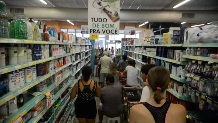 IPCA-15 desacelera a 0,32% em outubro e fica abaixo das projeções; alimentos pressionam