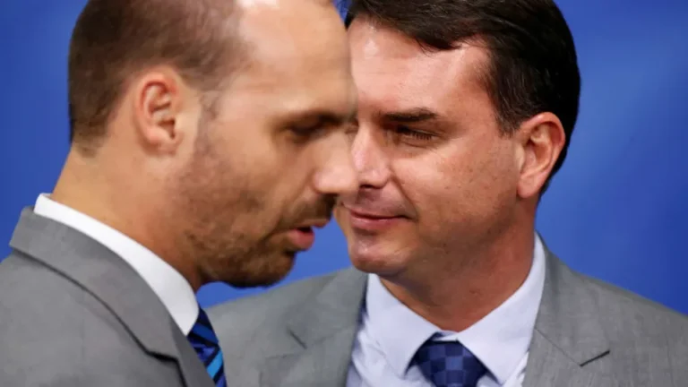Fuga de Flávio engrossa lista de bolsonaristas que deixaram o país