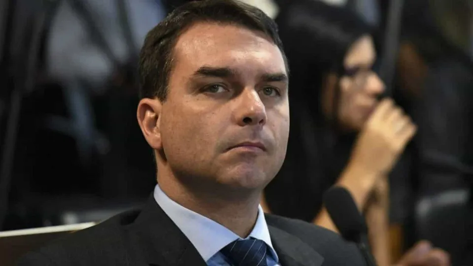 Flávio Bolsonaro atua para cliente de Willer no dia da votação do 6x1