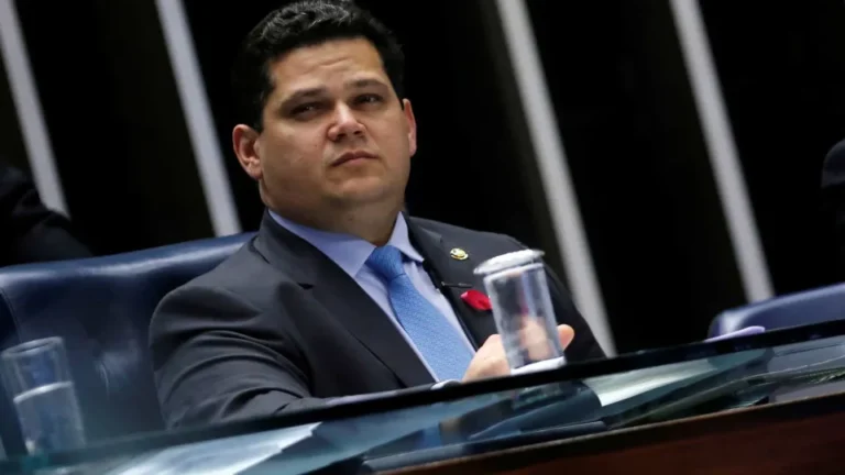 Alcolumbre negocia idade mínima para indicação ao STF se Flávio Bolsonaro for eleito