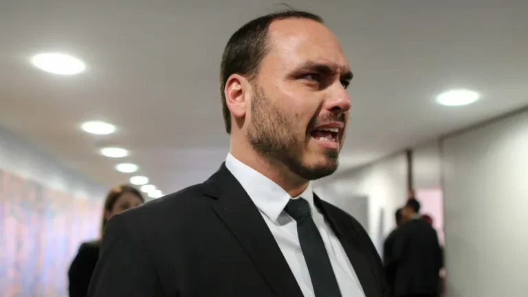 Após fuga de Flávio, Carlos posta vídeo de Bolsonaro falando em
