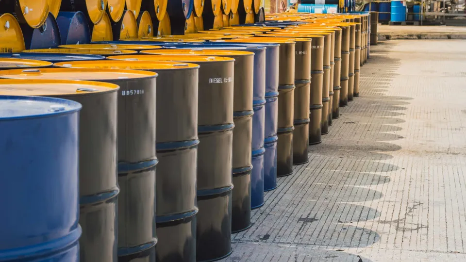 Petróleo Brent deve rondar os US$ 90 até fim do ano e ter alívio contido em 2027