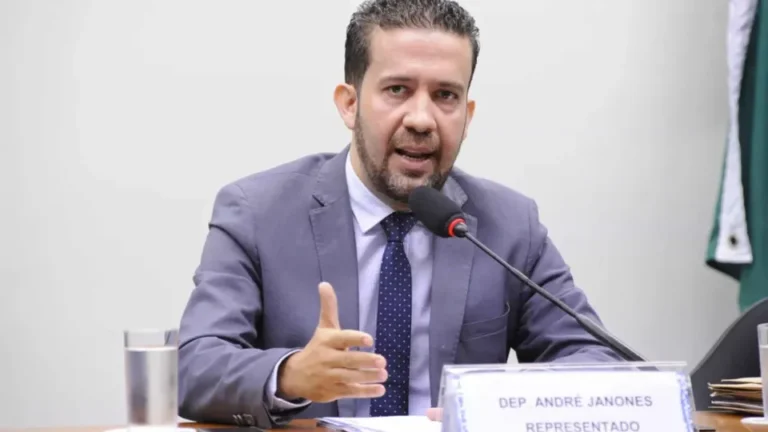 O que causa arritmia cardíaca, que levou Janones à UTI após debate entre Lula e Flávio Bolsonaro