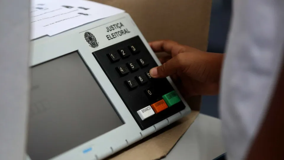 Só 34,3 mil votos foram registrados após as 17h; Lula venceu Flávio por 4,43 milhões