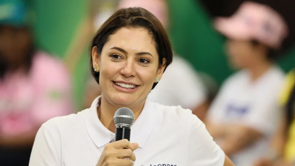 Michelle faz postagem em nome de Jair Bolsonaro e defende