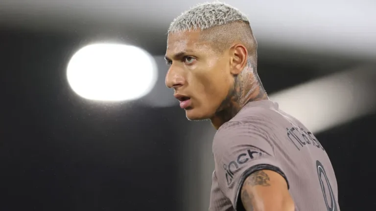 Richarlison pede que PF investigue Flávio Bolsonaro por posse de imóvel de luxo