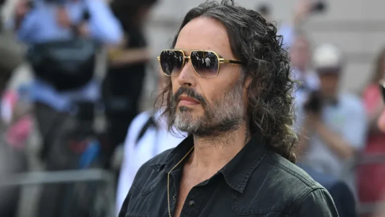 Julgamento de Russell Brand exibe fala de mulher que o acusa de estupro