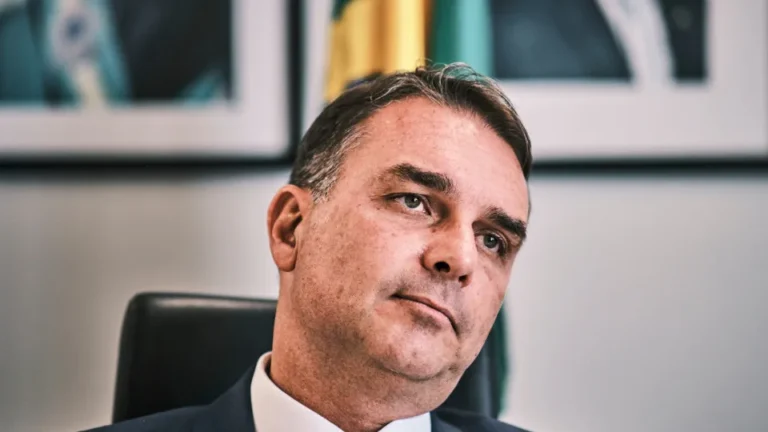 Justiça proíbe Câmara de Salvador de entregar título de cidadão a Flávio em ato de campanha