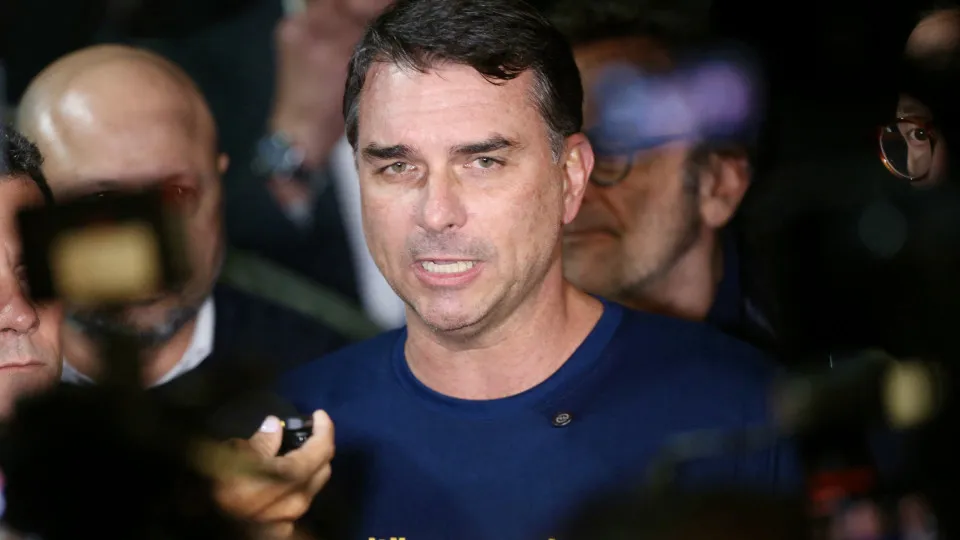 Flávio Bolsonaro vai excluir beneficiários do Bolsa Família em 2 anos