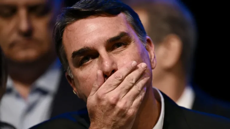 Flávio votou contra projeto que suspende posse de arma de policial que comete violência doméstica
