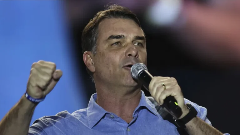 Bet de investigado por fraude do INSS pagou voos de Flávio Bolsonaro na Europa