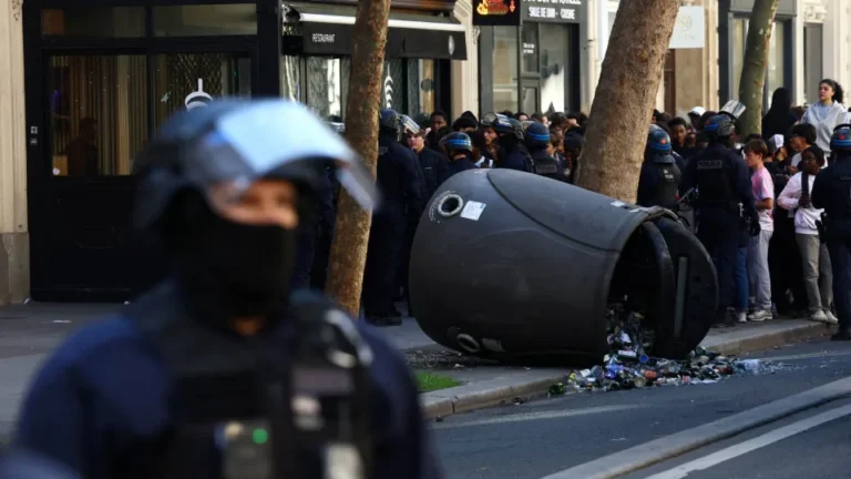 Milhares voltam às ruas da França neste sábado sob esquema de segurança maciço após caos e violência
