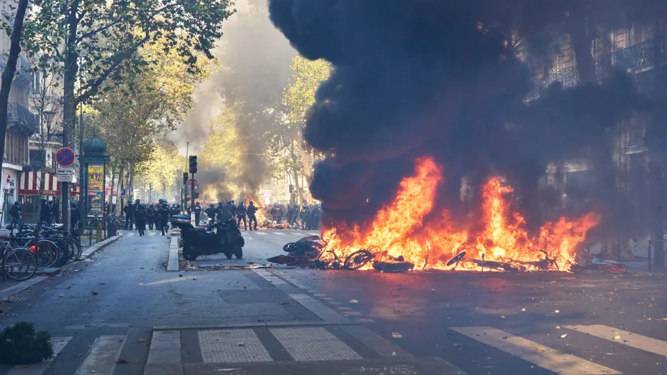 França mergulhou em caos e violência durante protestos. O que aconteceu?