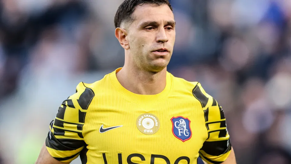 Dibu Martinez passa por cirurgia na mandíbula após choque de cabeça: