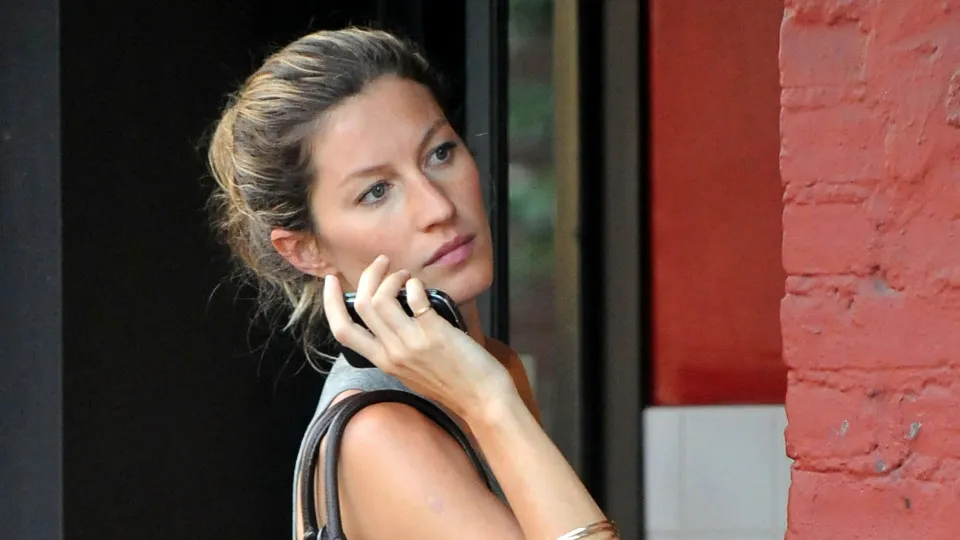 Gisele Bündchen é vista com pé imobilizado e usando muletas nos Estados Unidos