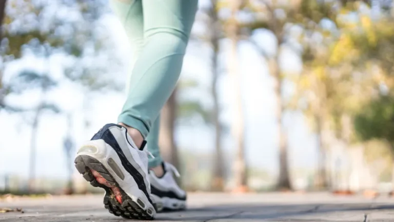 Caminhar de manhã ou à noite? Médica explica o melhor horário para saúde