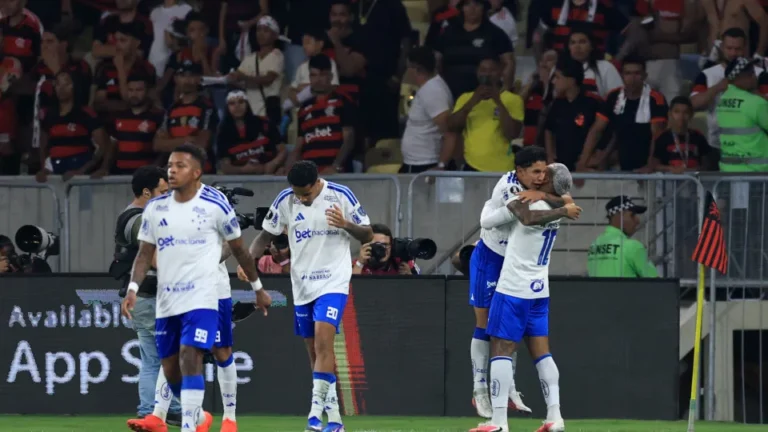 Cruzeiro vence, avança líder e pega Libertad nas quartas da Libertadores