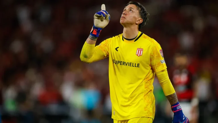 Muslera supera drama na Copa com brilho na Libertadores: