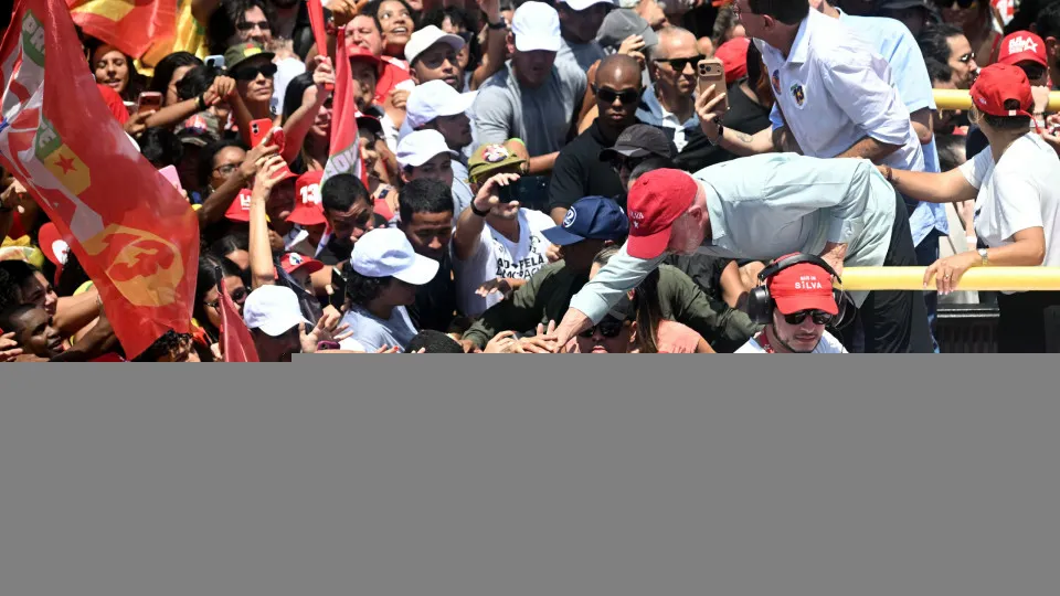 Apoiadores de Lula reagem a ataque de Flávio Bolsonaro sobre nove dedos durante caminhada no Rio