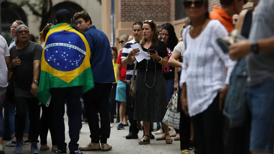 Apoiadores de Flávio organizam caravanas para votar em Nova York, e Miami tem clima tenso entre eleitores