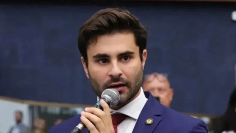 Deputado eleito Pedro Rousseff sofre grave acidente de carro