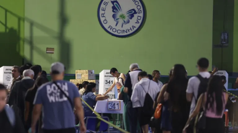 Mesários reclamam de decisão do TSE tomada após 17h e afirmam que seções já foram encerradas