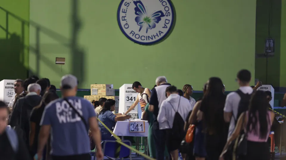 Mesários reclamam de decisão do TSE tomada após 17h e afirmam que seções já foram encerradas