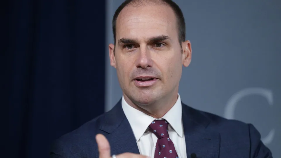Eduardo Bolsonaro diz que eleição foi fraudada e pede pressão no exterior