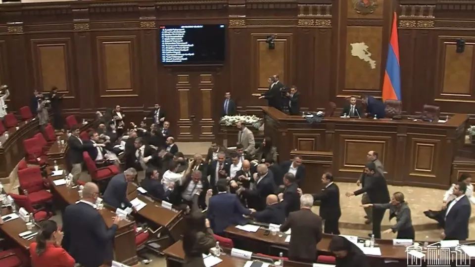 Deputados da Armênia trocam socos em pleno parlamento
