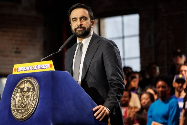 Prefeito de Nova York anuncia investigação após agentes do ICE balearem homem em frente a criança