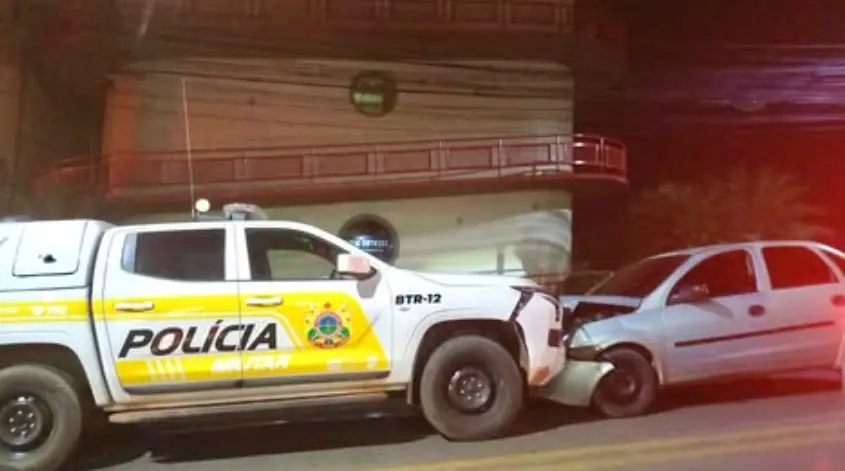 Viatura da PM e carro colidem durante a noite no Centro de Rio Branco
