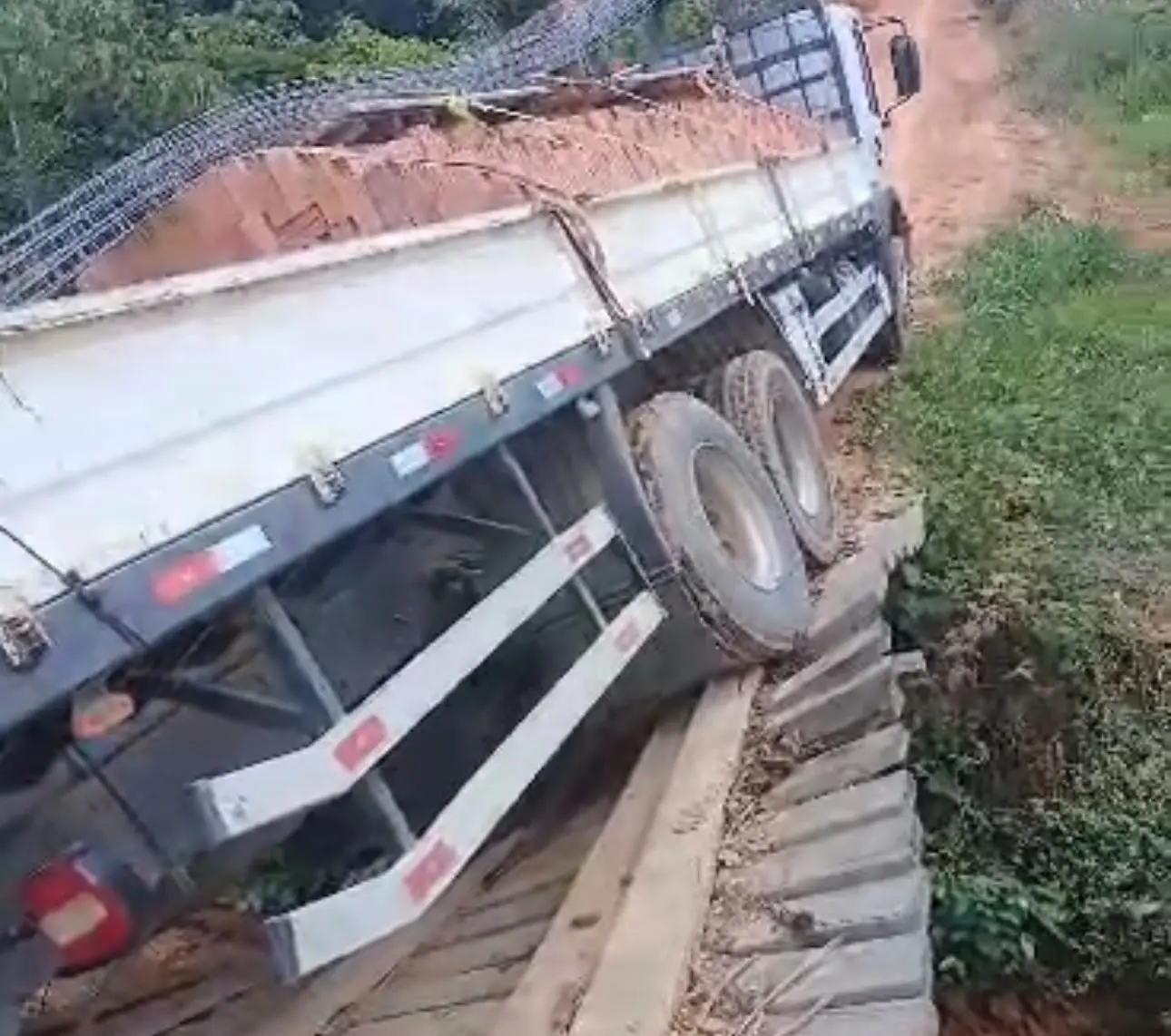 Ponte cede e caminhão quase tomba em ramal no interior do Acre