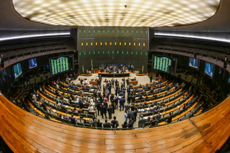 Deputados eleitos têm patrimônio médio quatro vezes maior que o dos não eleitos