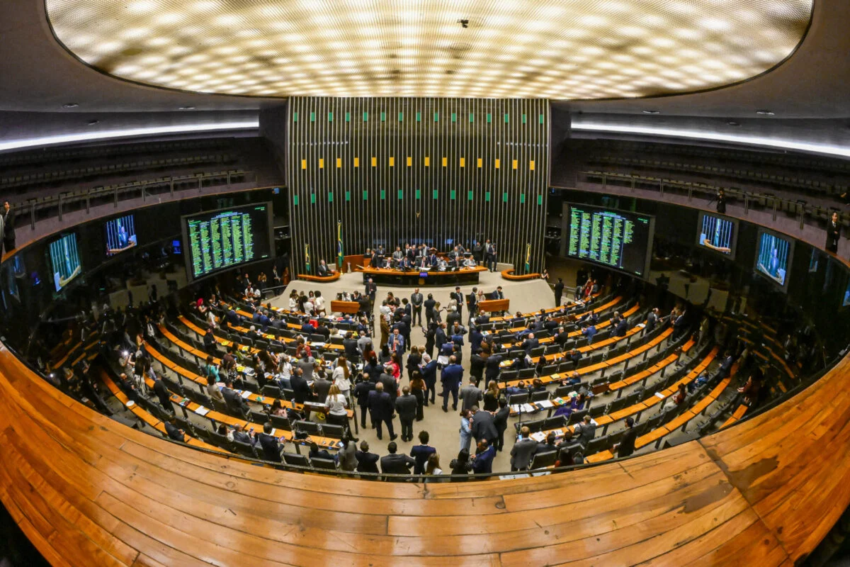 Deputados eleitos têm patrimônio médio quatro vezes maior que o dos não eleitos