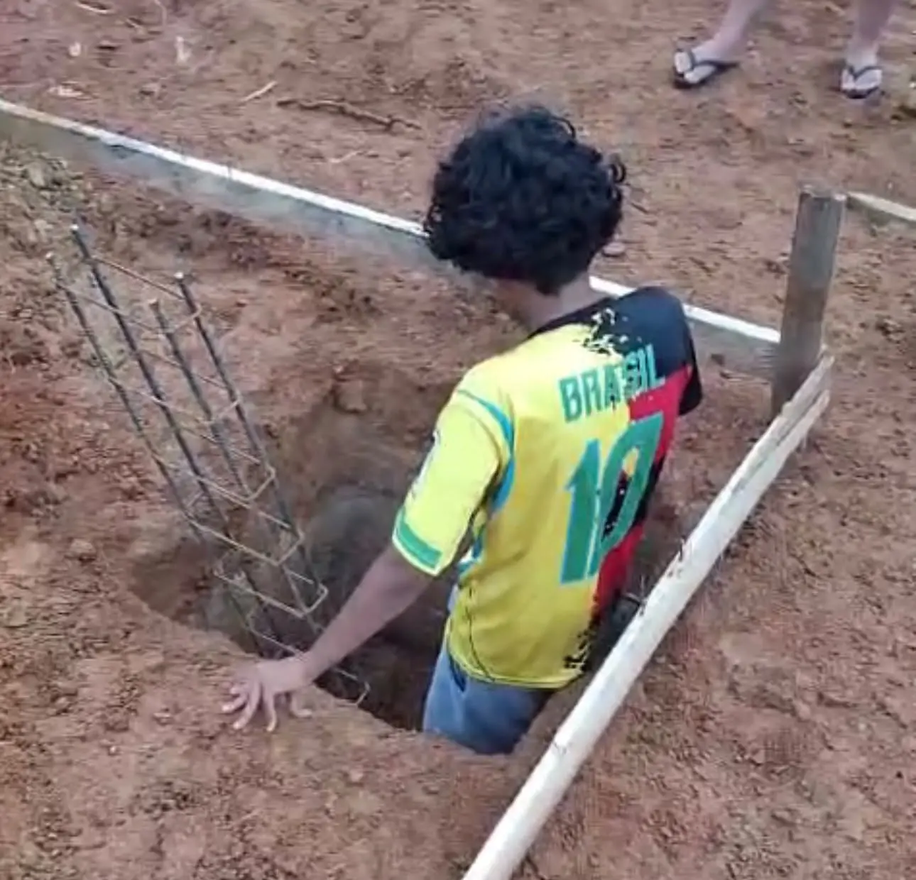 Garoto se machuca ao cair em obra sem proteção enquanto soltava pipa no Acre