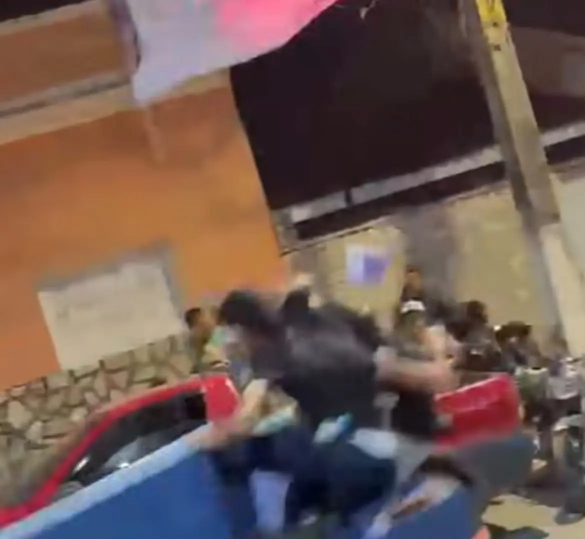 Paredão de som tomba durante ato eleitoral e deixa homem gravemente ferido