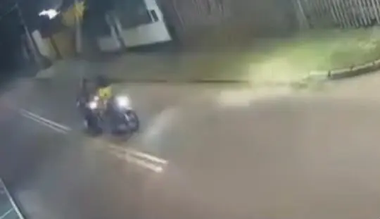 Mulher é rendida por dupla e tem moto roubada; câmeras flagram ação