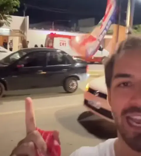 Motociclista faz gesto do 22, cai durante bandeiraço pró-Lula e caso vira deboche nas redes