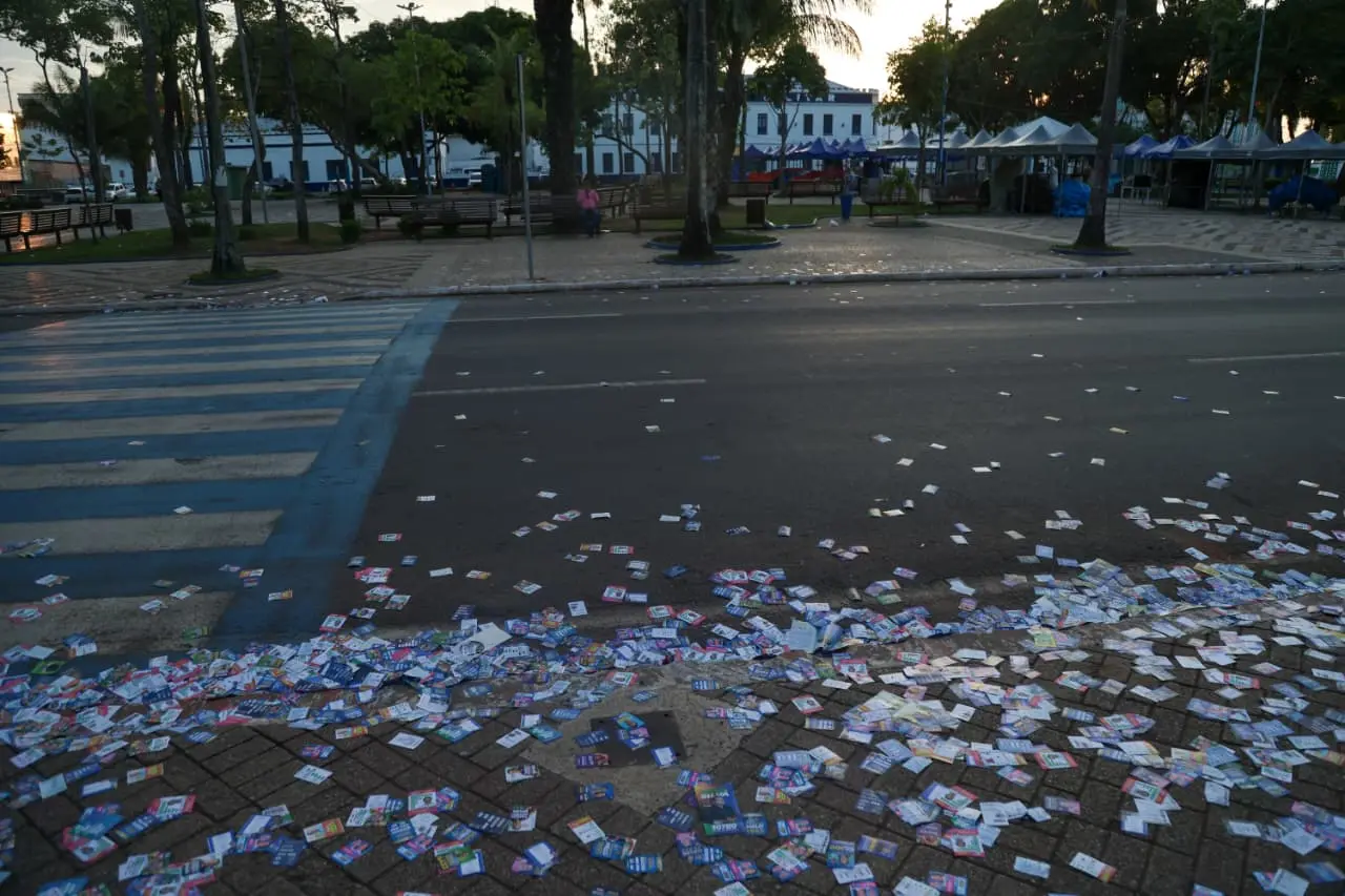 Santinhos são derramados em frente a um dos maiores colégios eleitorais de Rio Branco